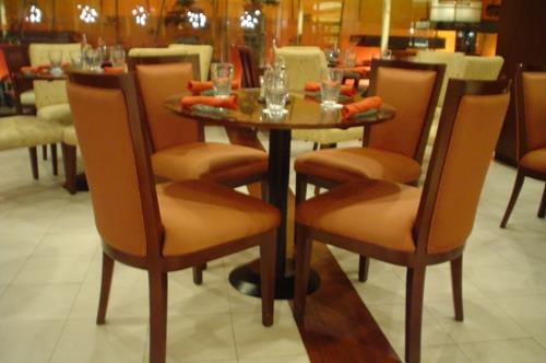 The Manila Pavilion Hotel: Seasons Restaurant